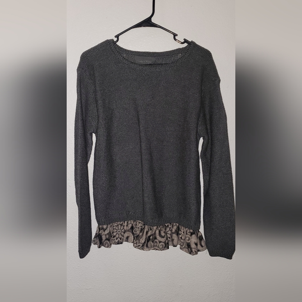 ☀️Gray Sweater with Patterned Hem